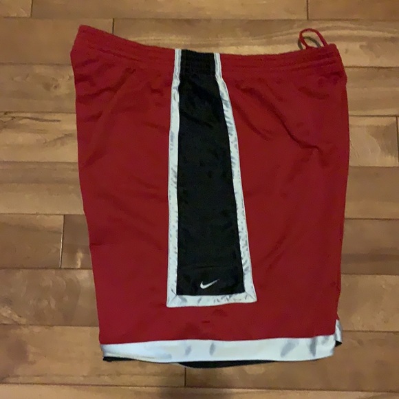 90’s Nike Basketball Shorts - Picture 4 of 4